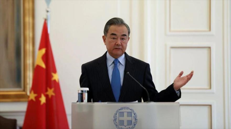 El canciller de China, Wang Yi, asiste a una conferencia de prensa en Atenas, Grecia, 27 de octubre de 2021. (Foto: REUTERS)