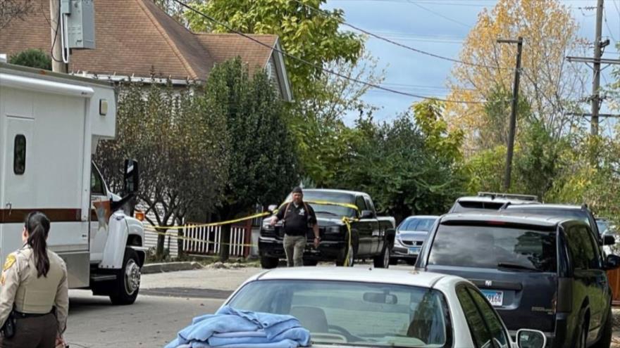 El personal de la policía está en la escena preservando la escena del crimen, Joliet, Chicago, EE.UU., 31 de octubre de 2021.