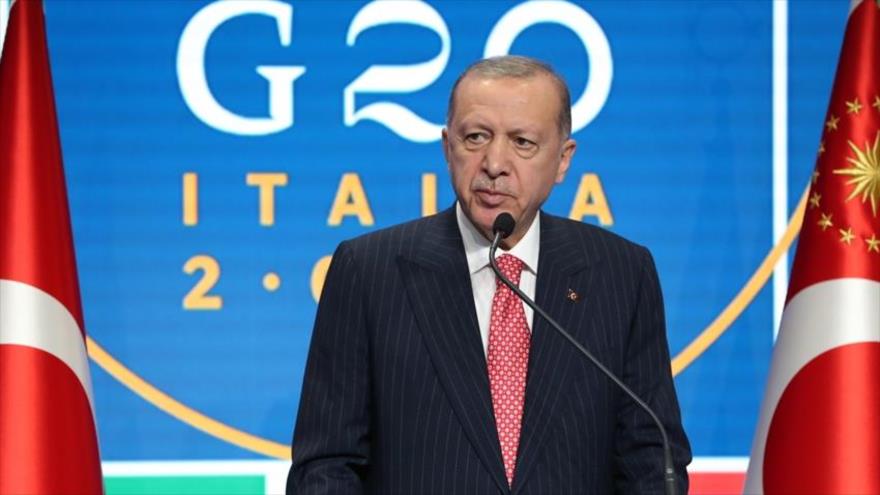 El presidente de Turquía, Recep Tayyip Erdogan, habla con periodistas tras la cumbre del G20 en Italia, 31 de octubre de 2021.