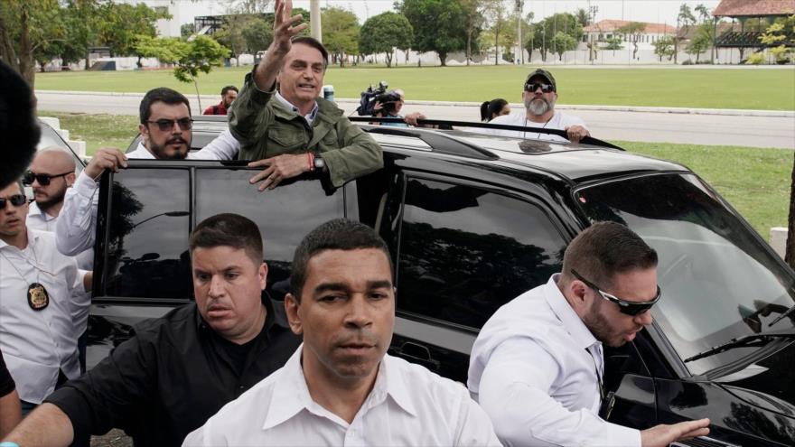 Equipo de seguridad acompaña al presidente brasileño, Jair Bolsonaro.