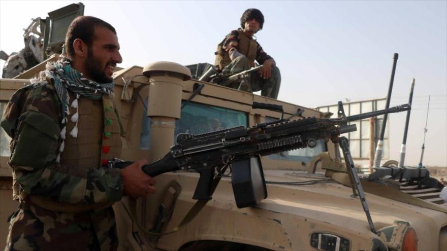 Soldados afganos vigilan un puesto de control en el distrito de Guzara, provincia de Herat, 9 de julio de 2021. (Foto: Reuters)