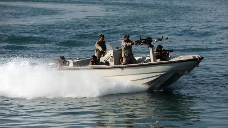 Barco iraní durante una maniobra en el Estrecho de Ormuz.