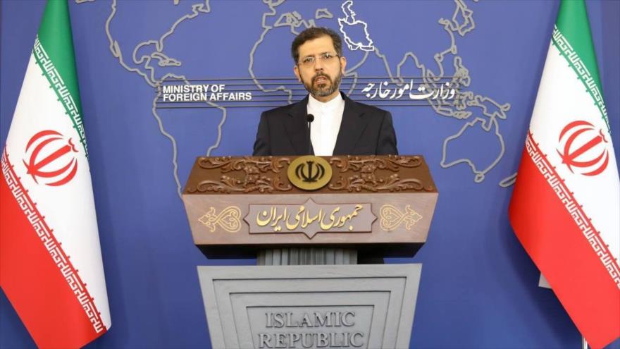 El portavoz de la Cancillería de Irán, Said Jatibzade, ofrece una rueda de prensa en Teherán, la capital.
