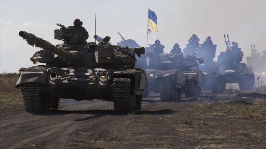 Tanques del Ejército ucraniano circulan por Donbás, este de Ucrania.