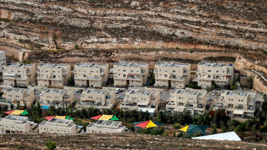 Vista general del asentamiento israelí Givat Zeev, cerca de la ciudad palestina de Ramalá en Cisjordania ocupada, 28 de octubre de 2021. (Foto: AFP)