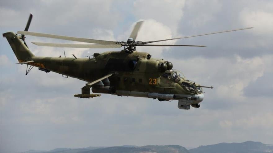 Un helicóptero de combate ruso Mil Mi-24 sobrevuela la base aérea de Hmeimim en Siria. (Foto: TASS)