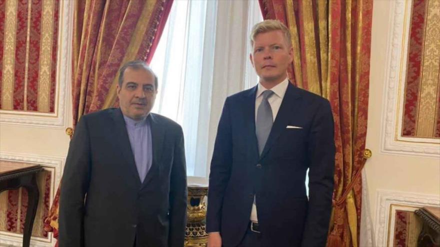 Ali Asqar Jayi (izda.), asesor principal del canciller iraní, y el enviado especial de ONU para Yemen, Hans Grundberg, Teherán, 1 de noviembre de 2021.
