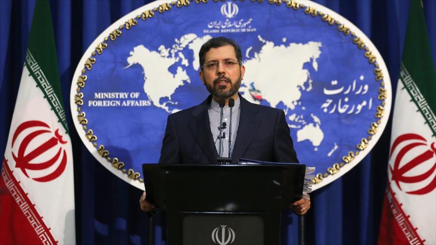 El portavoz de la Cancillería de Irán, Said Jatibzade, ofrece una rueda de prensa en Teherán, capital, 22 de febrero de 2021. (Foto: AFP)