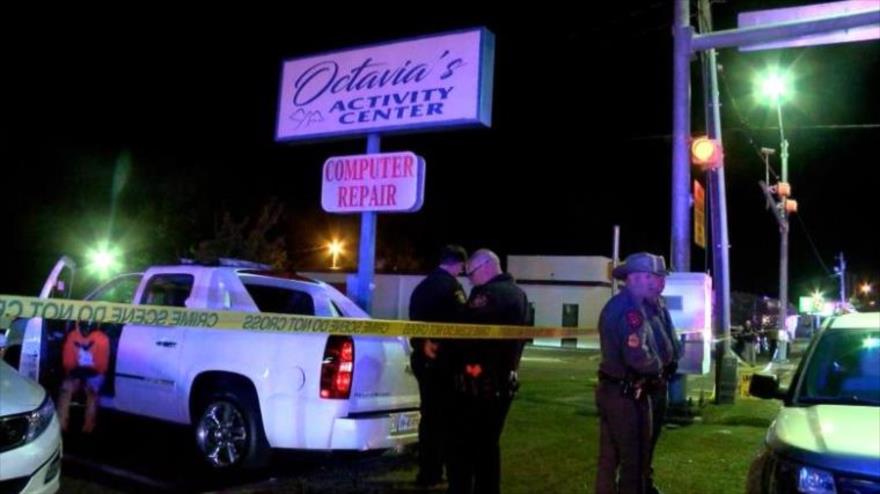 Policías en la escena de un tiroteo durante las celebraciones de Halloween en Texas, EE.UU., 1 de noviembre de 2021.