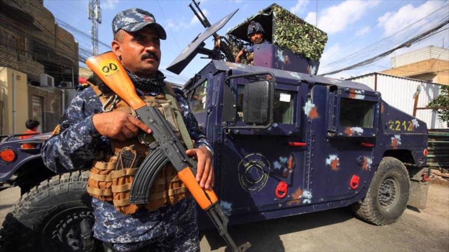 Miembros de las fuerzas policiales federales iraquíes hacen guardia en un puesto de control en Bagdad, 29 de enero de 2021. (Foto: AFP)