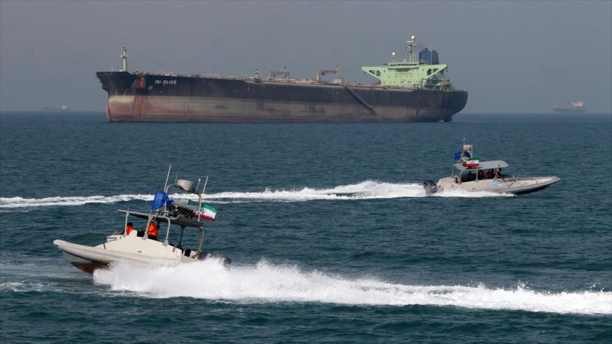 Lanchas rápidas del Cuerpo de Guardianes de Irán patrullan frente a un petrolero en el puerto de Bandar Abas, en el sur del país persa. (Foto: AFP)
