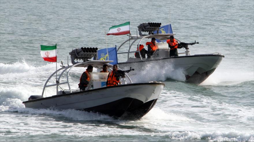 Lanchas rápidas de las fuerzas del CGRI de Irán en las aguas del Golfo Pérsico.
