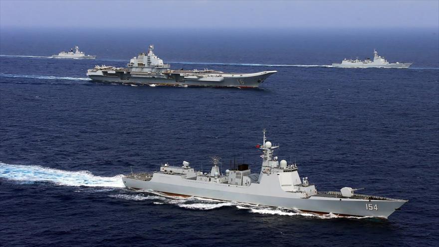 El portaviones chino Liaoning (c) participa en un ejercicio militar de la Armada china en el Pacífico occidental, 18 de abril de 2018. (Foto: Reuters)