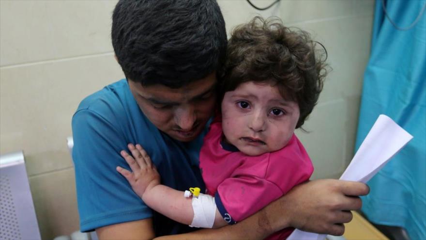 Niña palestina herida es llevada a recibir tratamiento médico tras los ataques aéreos israelíes que afectaron a varias partes de la Franja de Gaza, 11 de mayo de 2021. (Foto: Guardian)