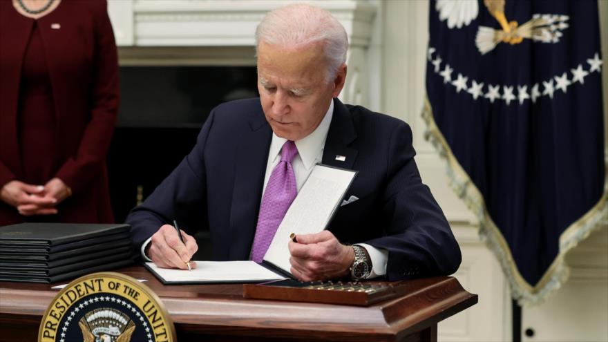 El presidente de EE.UU., Joe Biden, firma orden ejecutiva en la Casa Blanca en Washington, 21 de enero de 2021. (Foto: Reuters)