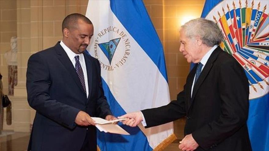 Nuevo embajador de Nicaragua Arturo McFields (izd.), ofrece cartas credenciales al secretario general de la OEA, Luis Almargo, 5 de noviembre de 2021.