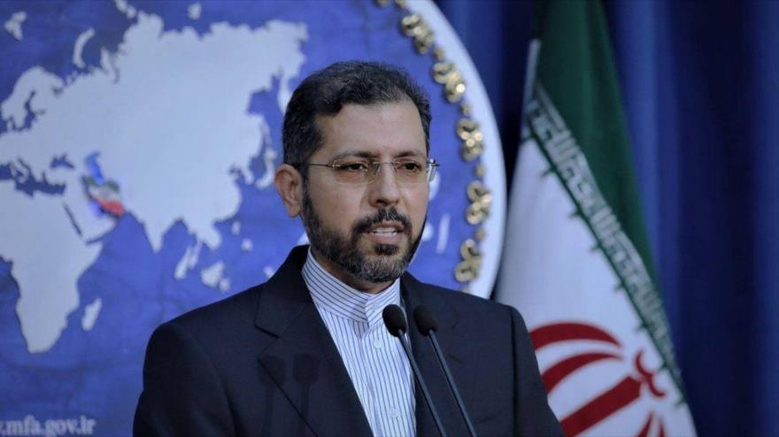 El portavoz de la Cancillería iraní, Said Jatibzade, ofrece una rueda de prensa en la capital, Teherán.