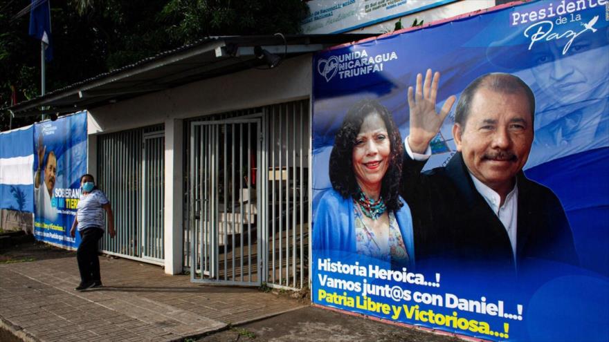 Vallas publicitarias de la campaña electoral en Nicaragua que muestran al actual presidente nicaragüense, Daniel Ortega, y su esposa, Rosario Murillo.