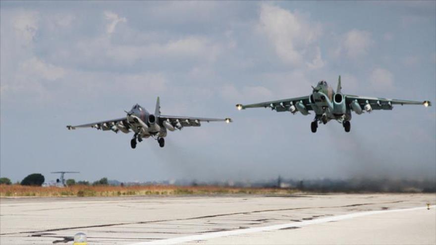 Aviones de combate rusos Sujoi Su-25 despegan de la base aérea de Hmeimim, situada en la provincia costera siria de Latakia. (Foto: Sputnik)
