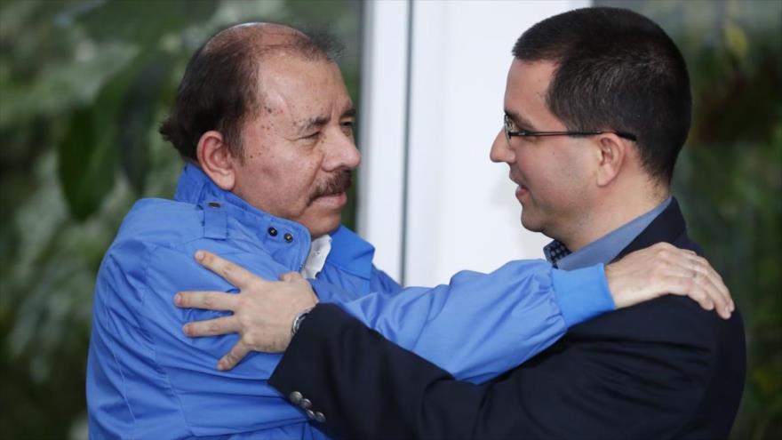 El excanciller venezolano, Jorge Arreaza (dcha.), y el presidente de Nicaragua, Daniel Ortega, durante una reunión en Managua en 2018.