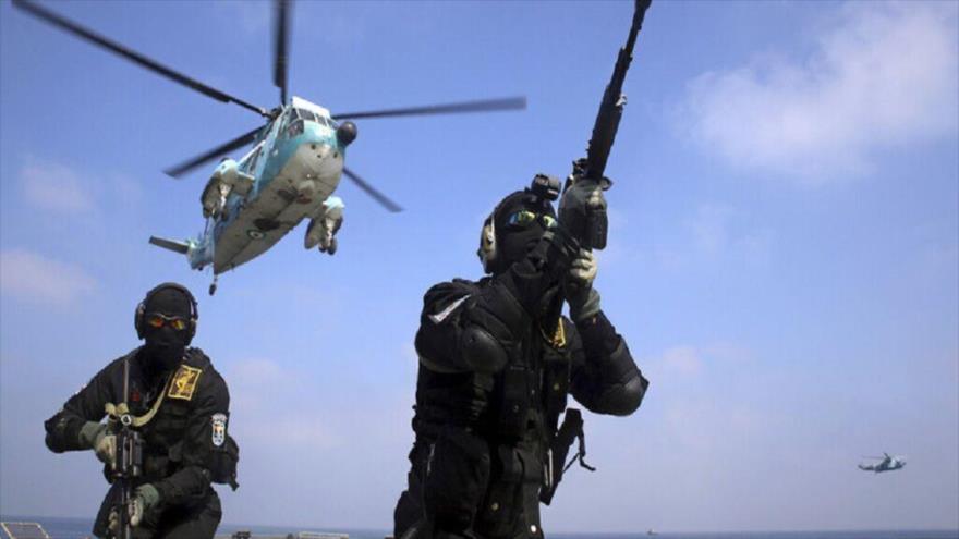 Fuerzas del Cuerpo de Guardianes de Irán acceden a petrolero capturado por EE.UU. en mar de Omán a través de operaciones heliborne.
