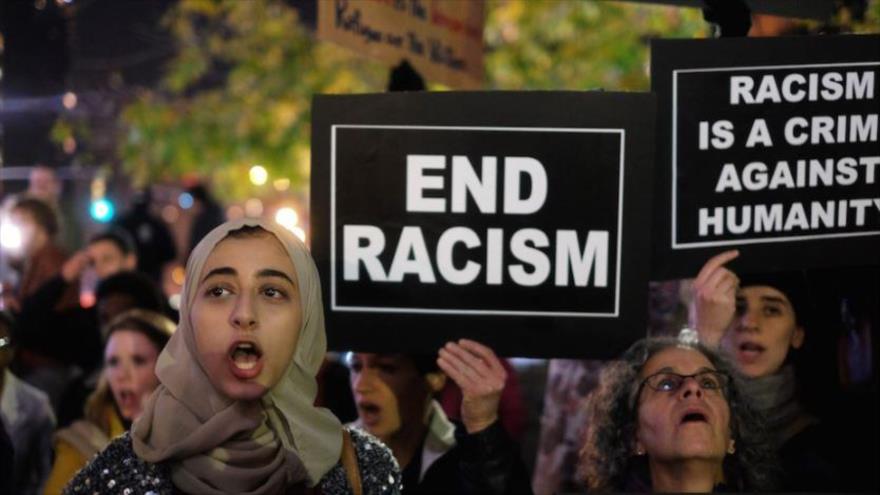 Activistas de derechos humanos y personas de la comunidad musulmana protestan en Nueva York contra islamofobia. 
