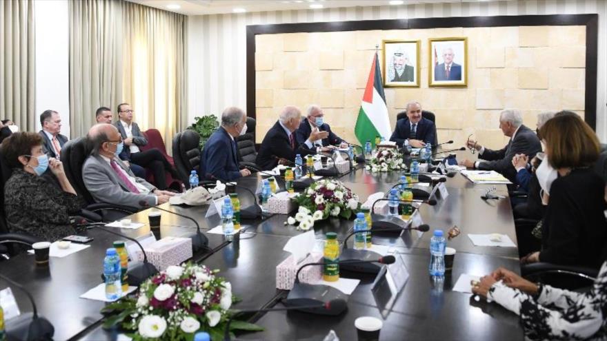 Primer ministro palestino, Muhamad Shtayeh, en una reunión con una delegación de congresistas estadounidenses, 7 de noviembre de 2021. (Foto: Wafa)