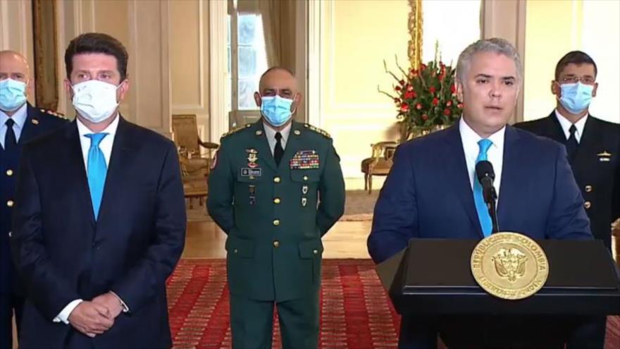 El presidente colombiano, Iván Duque (dcha.), habla junto a su ministro de Defensa, Diego Molano (izda.), en Bogotá, capital.