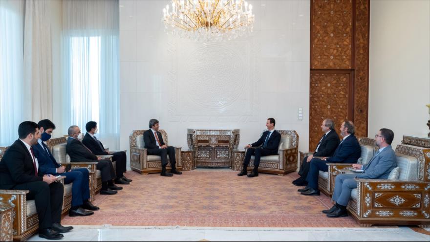 El canciller emiratí, Abdulá bin Zayed Al Nahyan, se reúne con el presidente sirio, Bashar al-Asad, Damasco, 9 de noviembre de 2021. (Foto: Reuters)