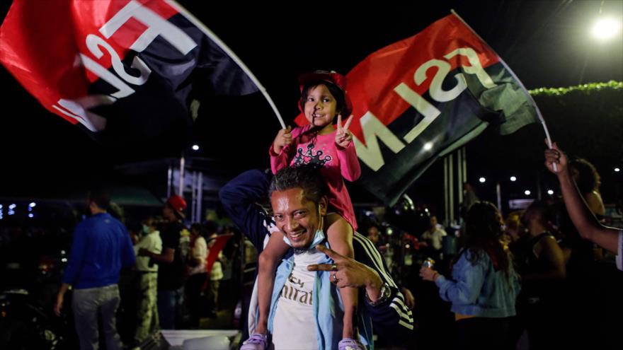 Ciudadanos nicaragüenses celebran en Managua la reelección del presidente Daniel Ortega, 8 de noviembre de 2021. (Foto: AFP)