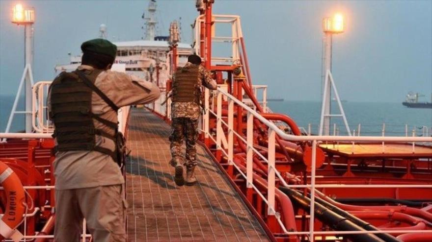 Miembros de la Fuerza Naval del Cuerpo de Guardianes de Irán en el petrolero capturado por EE.UU. en el mar de Omán, 24 de octubre de 2021.