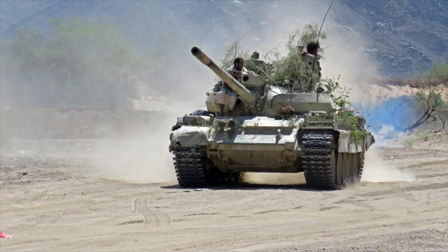 Fuerzas leales al expresidente dimitido yemení Abdu Rabu Mansur Hadi en un tanque en Marib, 27 de octubre de 2021. (Foto: AFP)