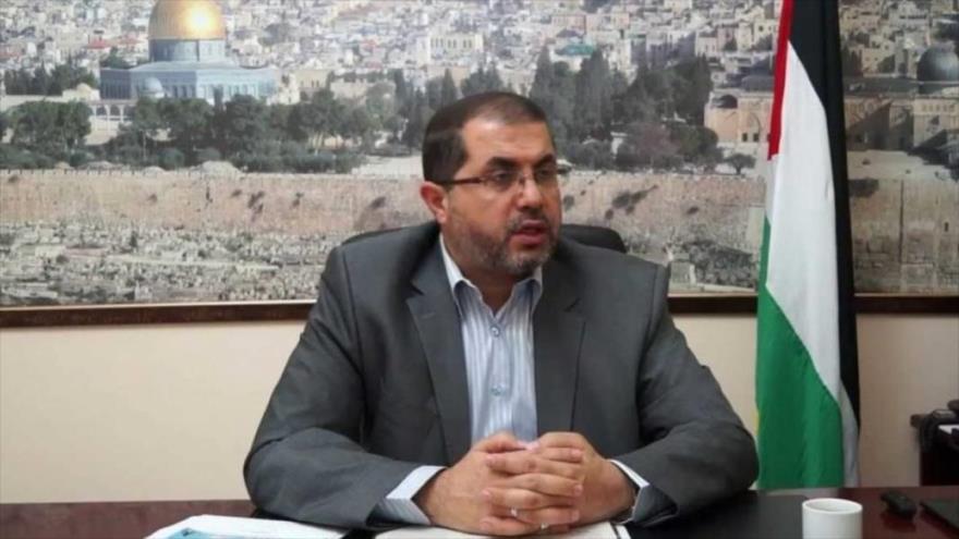 Basem Naim, alto responsable del Movimiento de Resistencia Islámica de Palestina (HAMAS), en su despacho.
