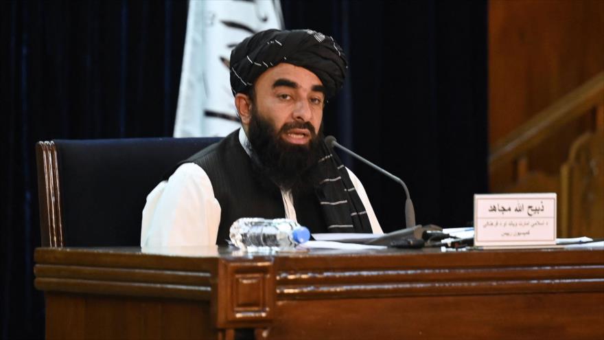 El portavoz de los talibanes, Zabiolá Muyahid, durante una conferencia de prensa en Kabul, Afganistán, 7 de septiembre de 2021. (Foto: AFP)