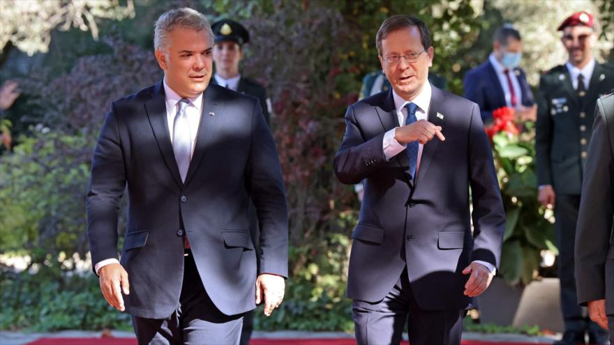 El presidente israelí, Isaac Herzog, (dcha.) recibe al mandatario colombiano, Iván Duque, en Al-Quds (Jerusalén), 8 de noviembre de 2021. (Foto: AFP)