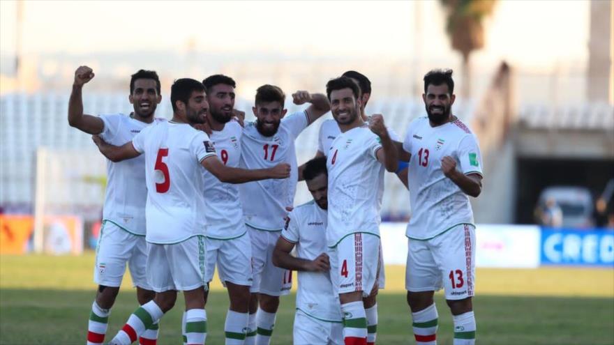 Jugadores de Irán celebran su segundo gol en el partido con El Líbano en la clasificación para la Copa Mundial de la FIFA 2022, 11 de noviembre de 2021.