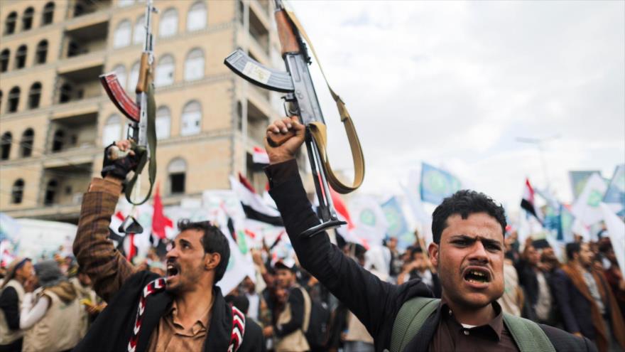 Partidarios del movimiento popular yemení Ansarolá celebran su victoria en una marcha en Saná, Yemen, 21 de septiembre de 2021. (Foto: Reuters)