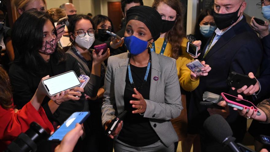 La congresista demócrata estadounidense Ilhan Omar habla con la prensa en el Capitolio, 28 de octubre de 2021. (Foto: AFP)