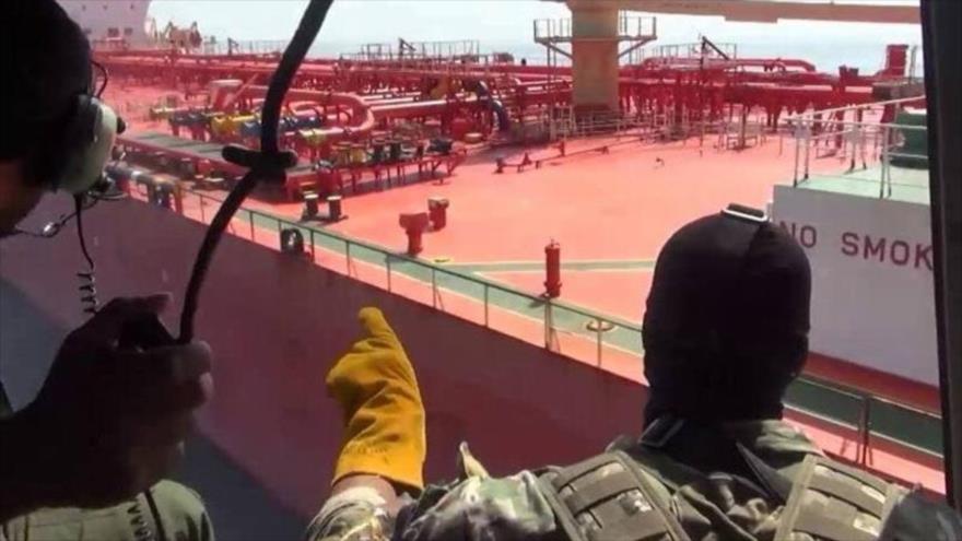Las fuerzas navales del CGRI llevan a cabo una operación aerotransportada en la cubierta de un petrolero en el mar de Omán, 24 de octubre de 2021.