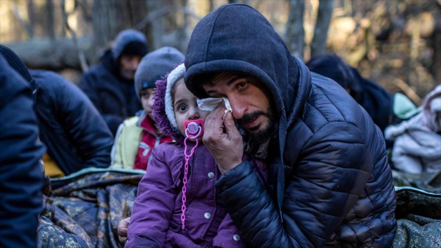 Migrantes cerca de la frontera entre Polonia y Bielorrusia, 9 de noviembre de 2021. (Foto: AFP)