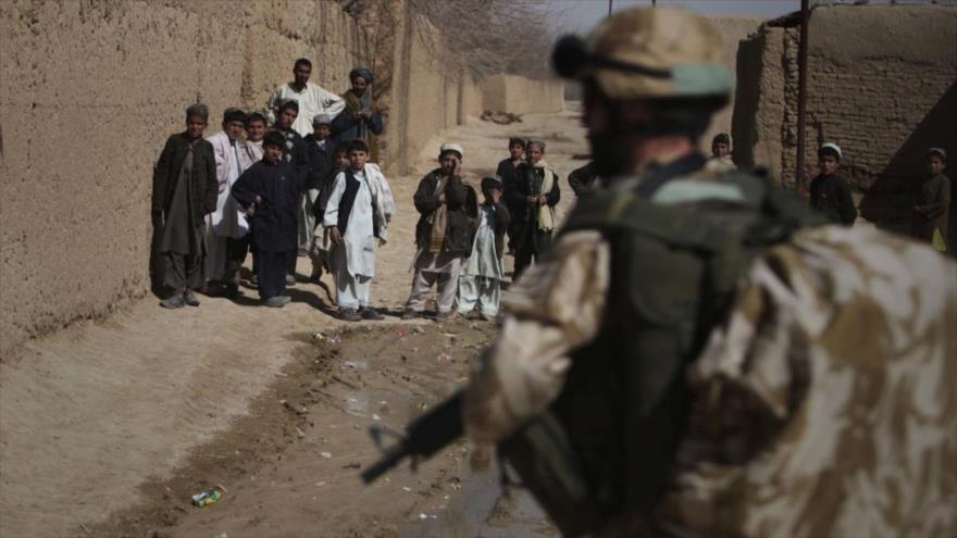 Soldados británicos patrullan una aldea en el distrito de Nad Ali, en provincia de Helmand, en el sur de Afganistán, 14 de febrero de 2010. (Foto: AP)