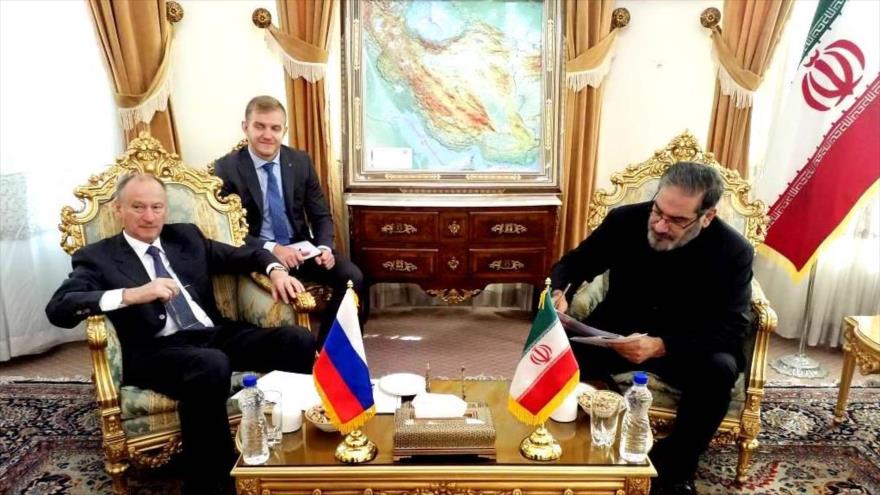 El secretario del Consejo Supremo de Seguridad Nacional de Irán, Ali Shamjani (dcha.), y su homólogo ruso Nikolai Pátrushev (izda.).