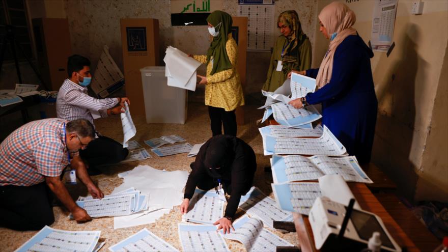 Funcionarios iraquíes trabajan en un colegio electoral durante elecciones parlamentarias, en Bagdad, capital, 10 de octubre de 2021. (Foto: Reuters)