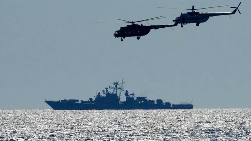 Helicópteros militares de Ucrania sobrevuelan un buque de guerra ruso en el mar Negro en maniobras Sea Breeze 2021 de OTAN, 9 de julio de 2021. (Foto: AP)
