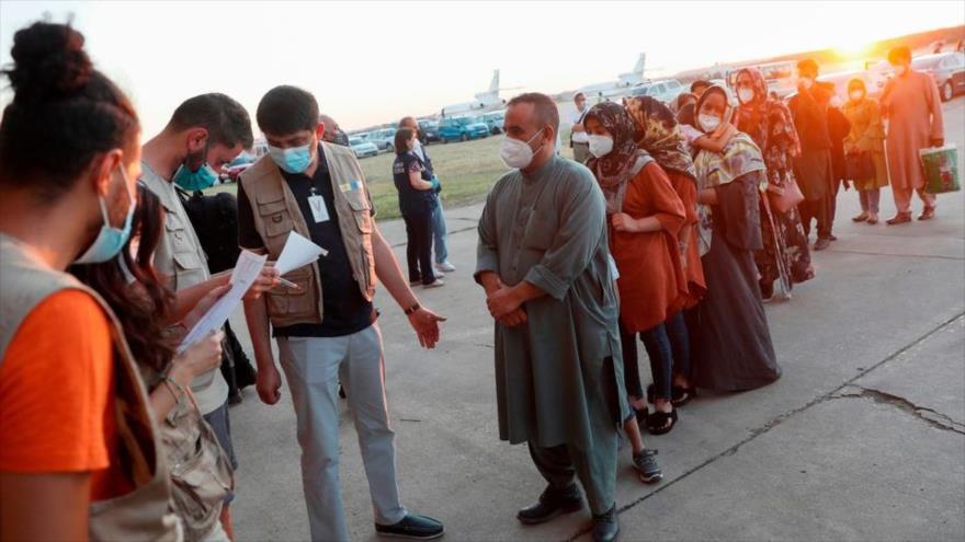 Ciudadanos afganos, evacuados de Kabul en una Base Aérea de Torrejón de Ardoz, Madrid, España, 20 de agosto de 2021. (Foto: Reuters)