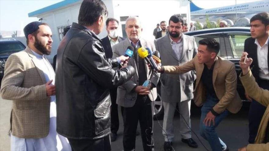 El representante especial de Irán en Afganistán, Hasan Kazemi Qomi (C), habla con periodistas a su llegada a Kabul, capital afgana, 15 de noviembre de 2021.