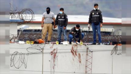 Dimiten jefes de FFAA y prisiones de Ecuador por crisis carcelaria
