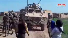 Al son de “Fuera EEUU”, sirios cierran paso a convoy en Al-Hasaka