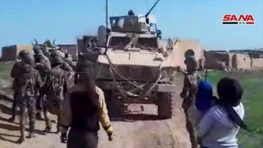 Al son de “Fuera EEUU”, sirios cierran paso a convoy en Al-Hasaka | HISPANTV