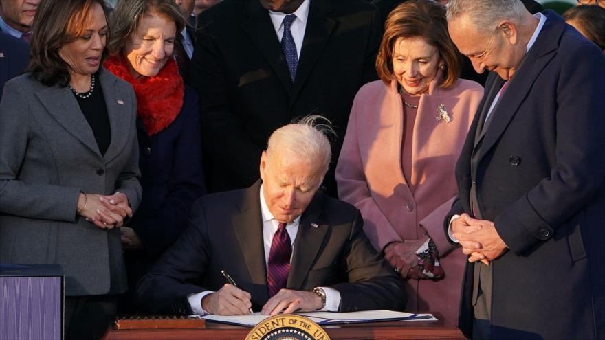Presidente de EE.UU., Joe Biden, firma un proyecto de ley de infraestructura en Casa Blanca, Washington D.C., 15 de noviembre de 2021. (Foto: AFP)